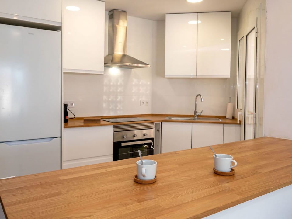 Cabinetry, Kitchen Sink, Countertop, Tap, Property, Sink, Furniture, Plumbing Fixture, Wood