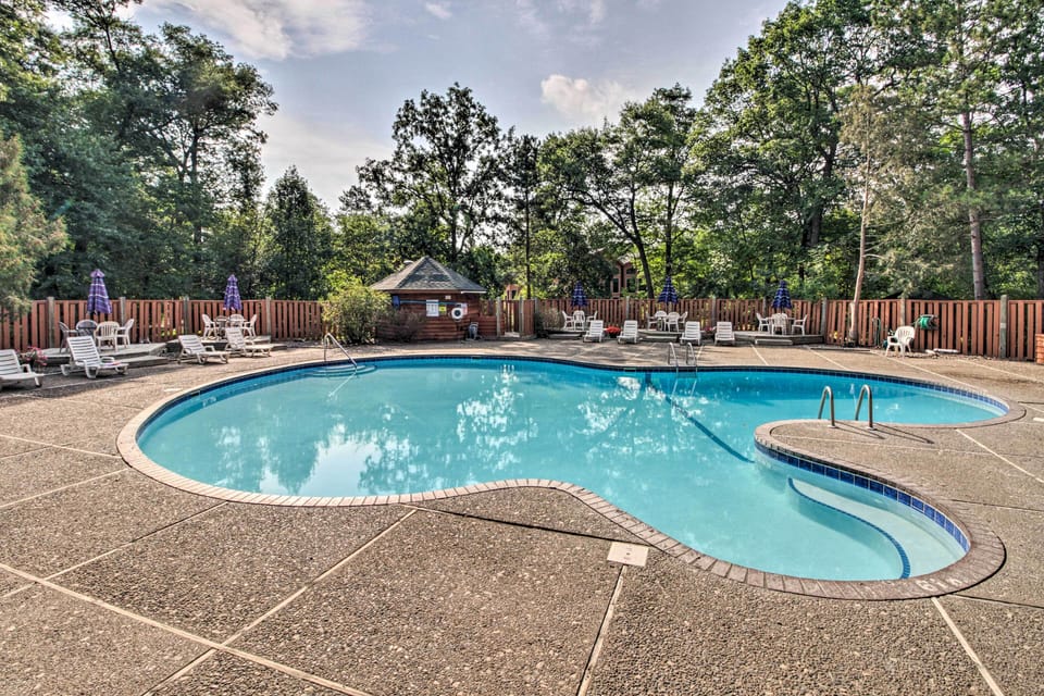 Causeway on Gull Resort Amenities | Outdoor Pool