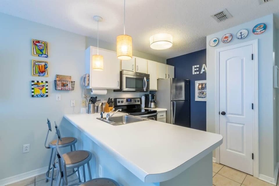 Kitchen with Breakfast Bar