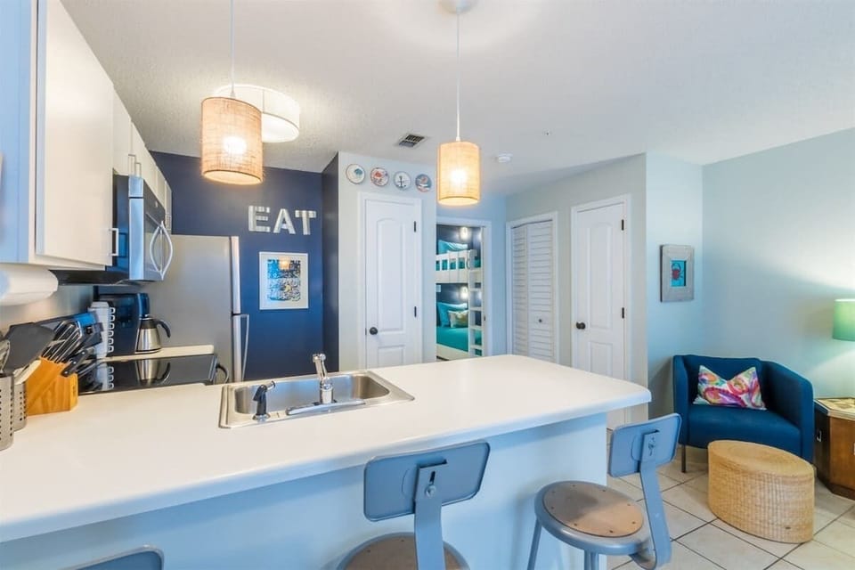 Breakfast Bar and kitchen