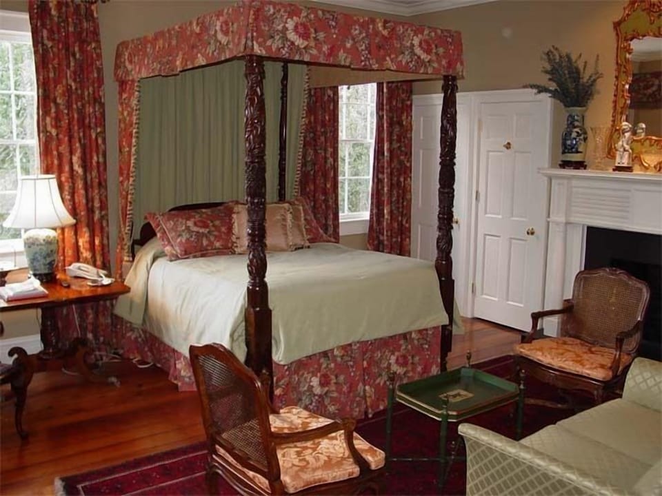 The Stephen Williams Suite | Premium bedding, blackout drapes, iron/ironing board (on request)