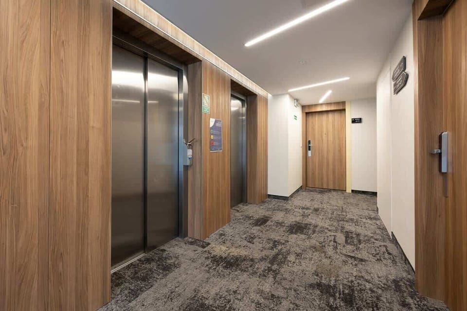 The building's modern amenities ensure a comfortable stay.