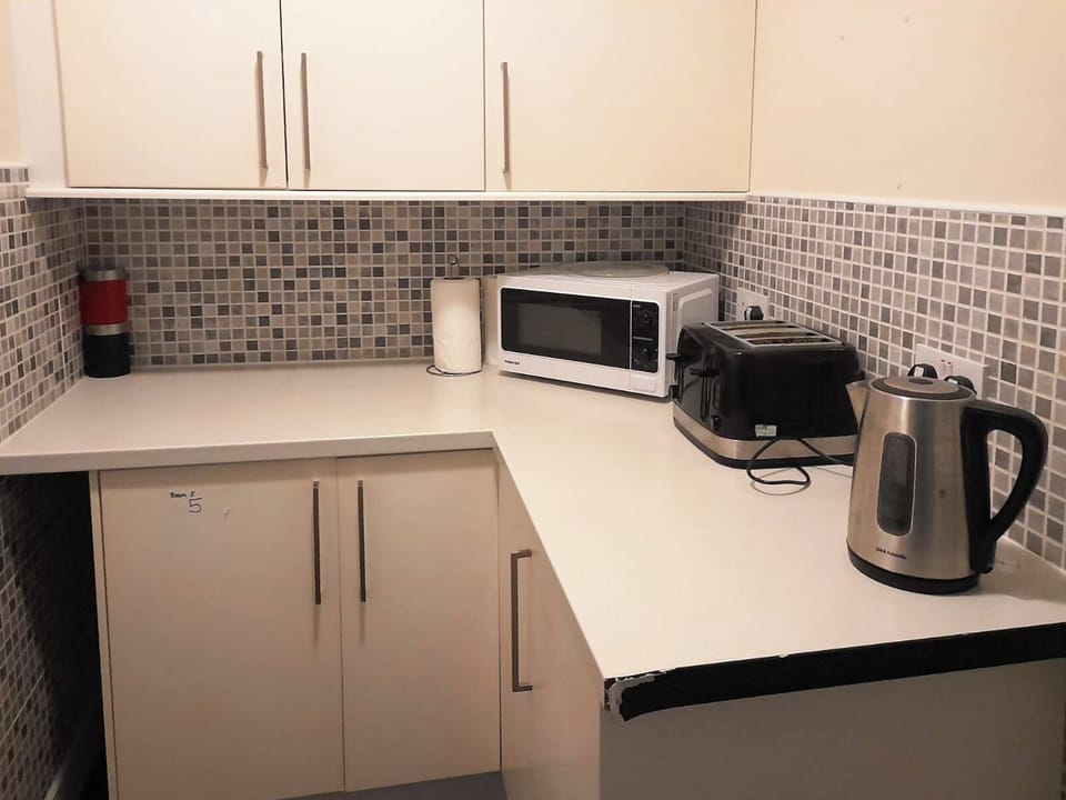 Full-size fridge, microwave, oven, stovetop