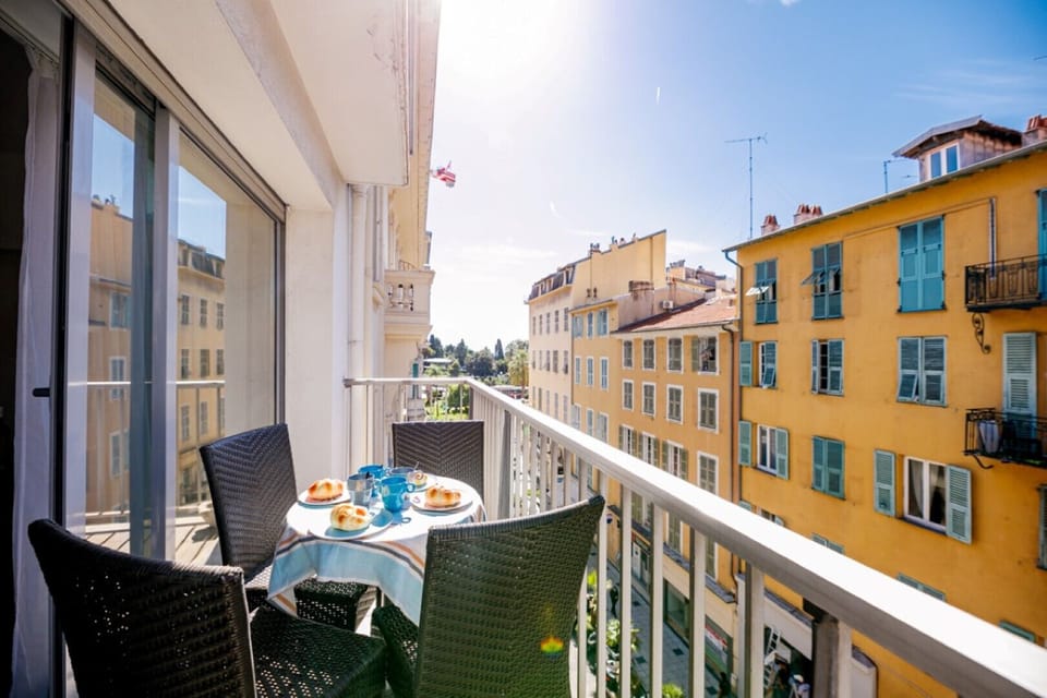 Equipped balcony