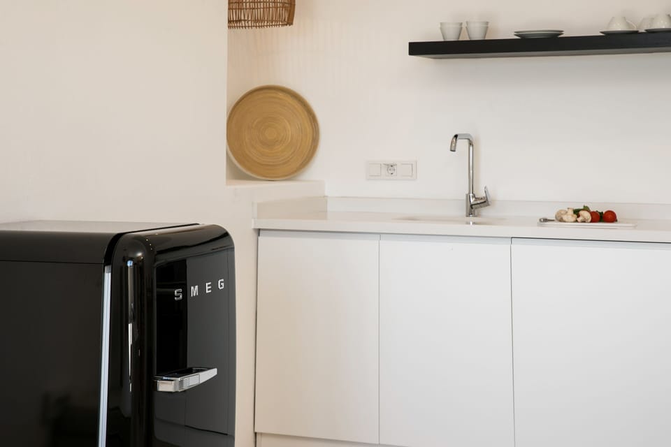 Honeymoon Suite | Private kitchen | Mini-fridge, coffee/tea maker, electric kettle, freezer