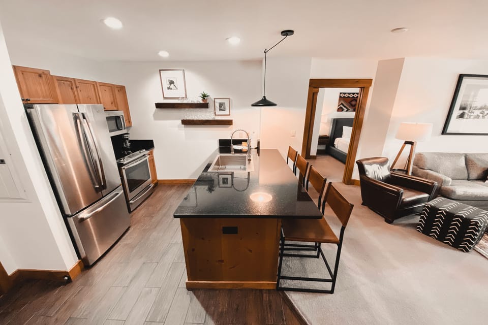 Breakfast bar with seating for four