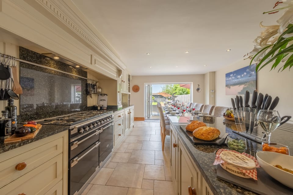 Grace Cottage, Heacham: The spacious kitchen/dining room allows for social cooking with direct access to the fully enclosed garden