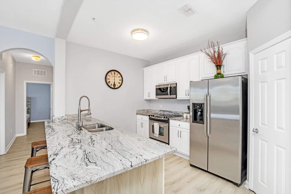 Apartment (3 Bedrooms) | Private kitchen | Microwave, oven, stovetop, dishwasher