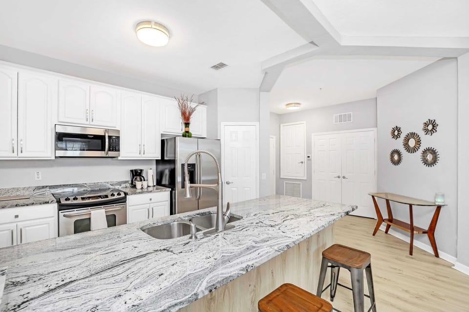 Apartment (3 Bedrooms) | Private kitchen | Microwave, oven, stovetop, dishwasher