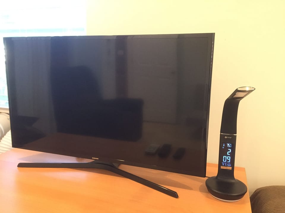 Smart TV with fast internet (100 Mbps) for busy working traveler.