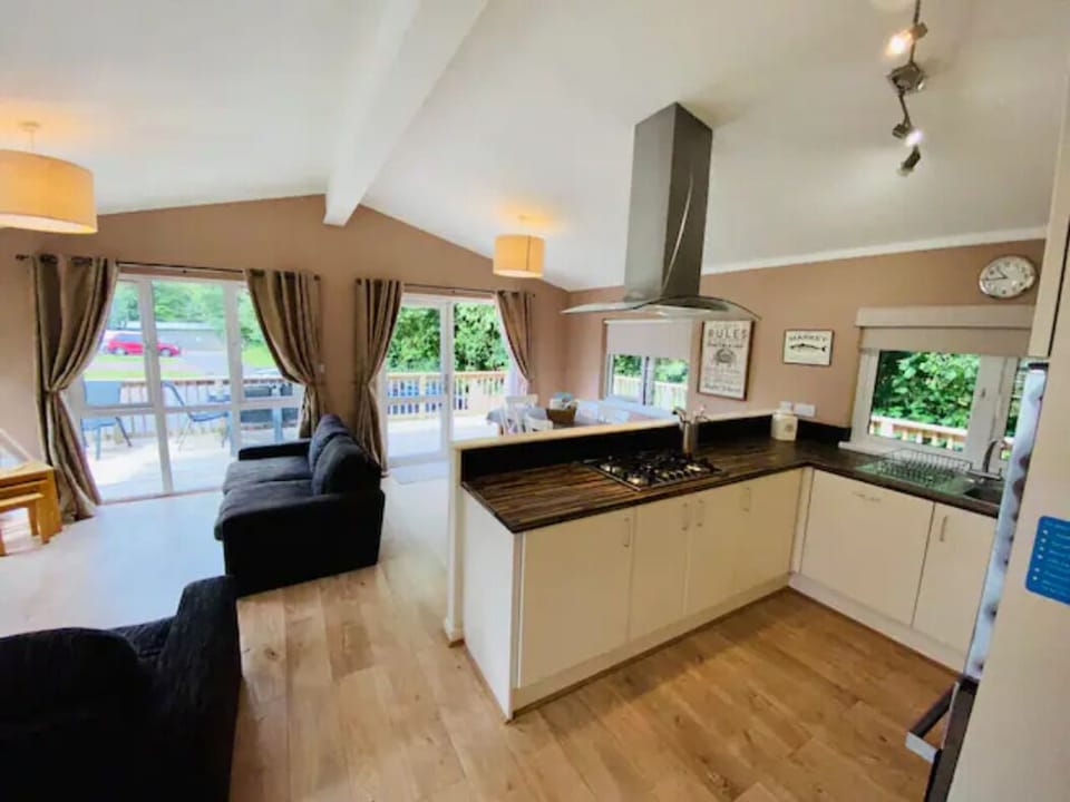 Spacious open plan living area (old sofas)