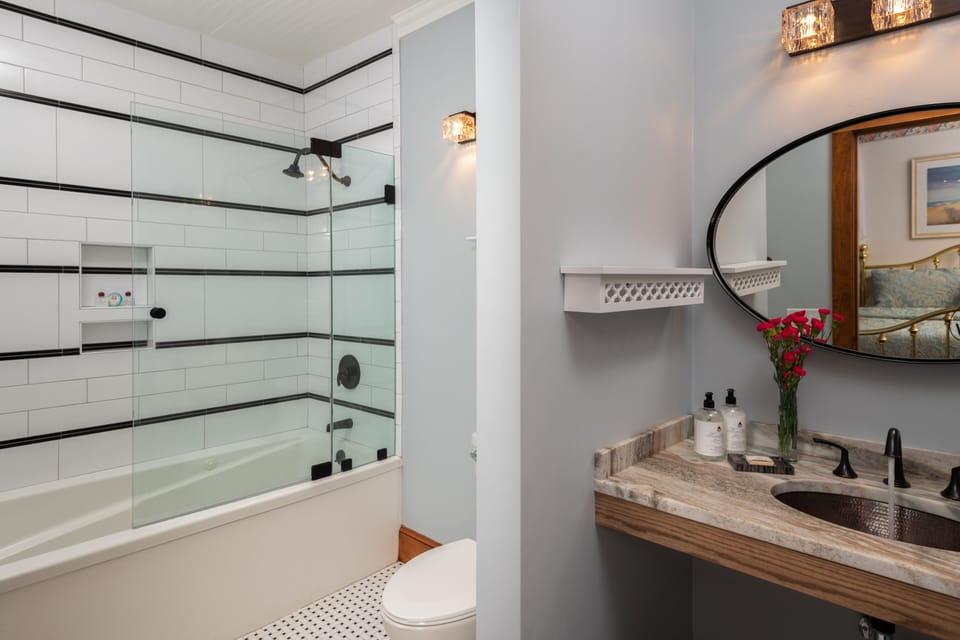 Superior Room | Bathroom | Shower, free toiletries, hair dryer, bathrobes