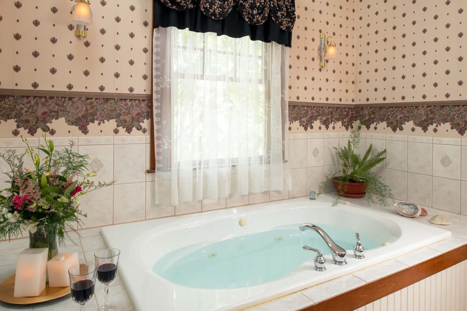 Superior Room | Bathroom | Shower, free toiletries, hair dryer, bathrobes