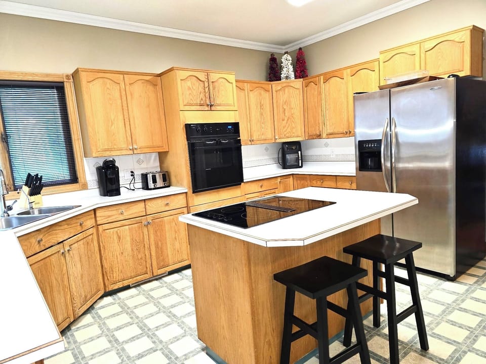 Fully stocked kitchen, roasting pans, crockpot, blender, Ice maker and much more
