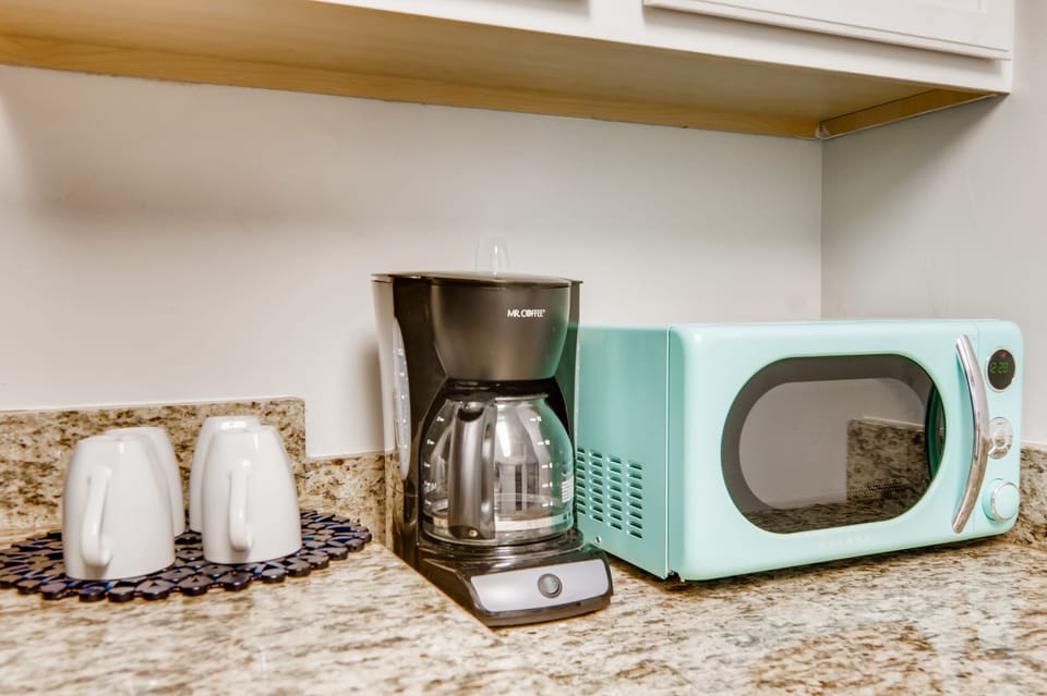 Condo, 1 Bedroom | Private kitchen | Fridge, oven, coffee/tea maker