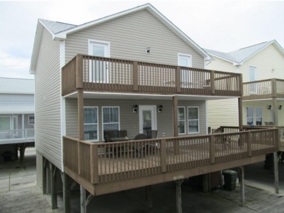 Ocean View home!!  9 houses away from the beach. 