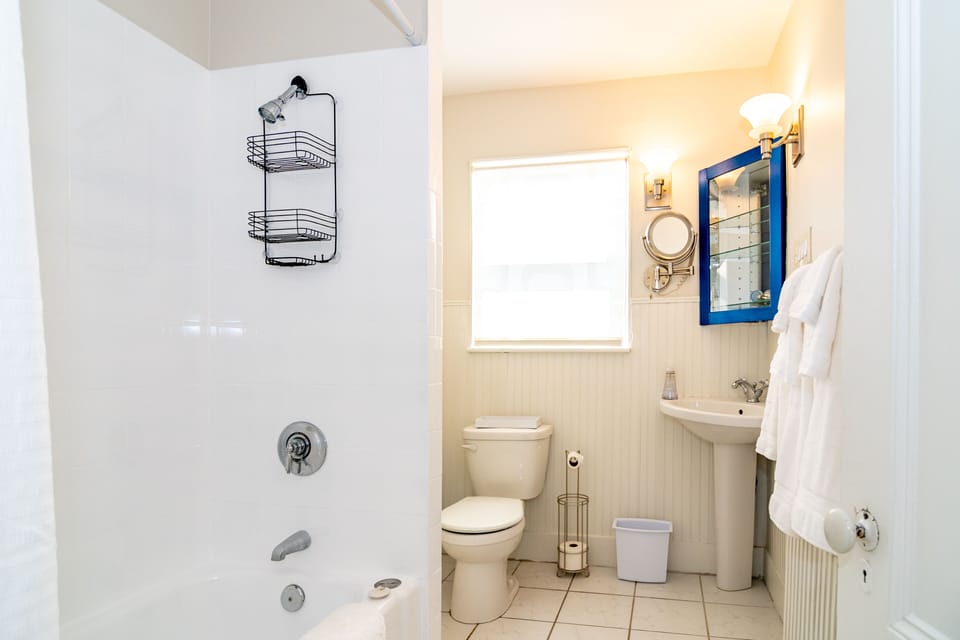Bathroom with Tub/shower