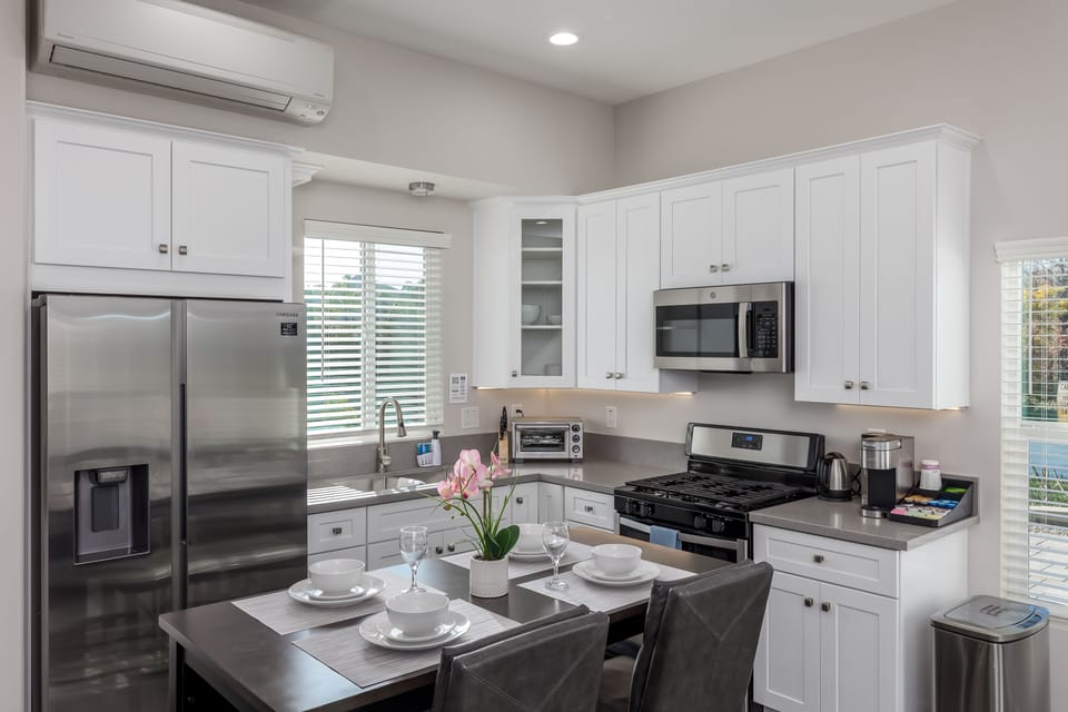 Full Kitchen with Dinning Table