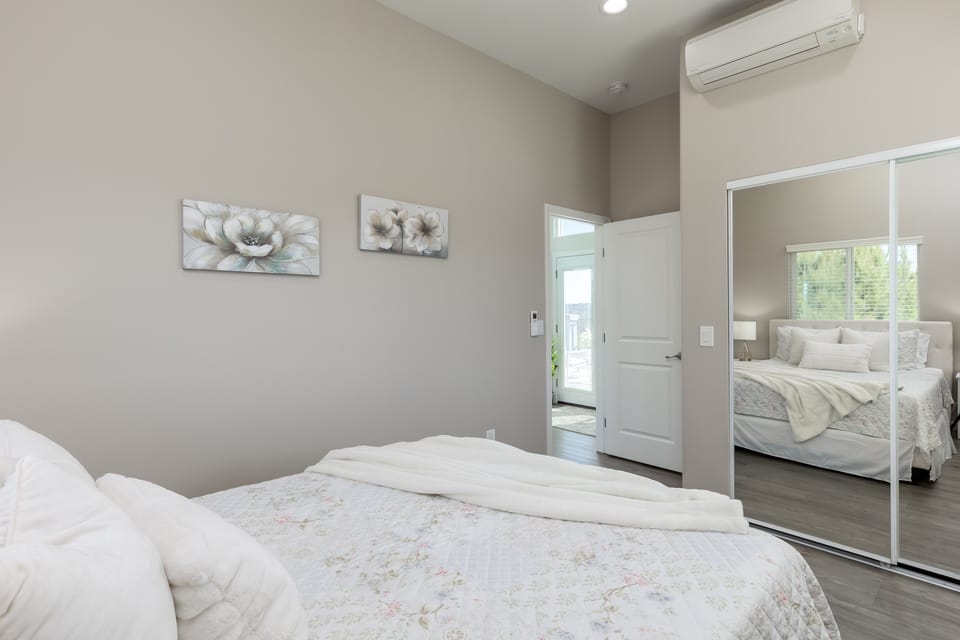 Upstairs 2nd Bedroom, Queen Bed, Night Stands, Lamps, Mirror Closet