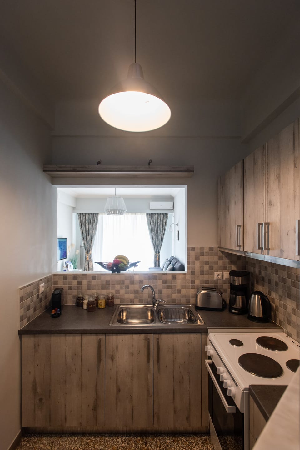 Full-size fridge, microwave, oven, stovetop