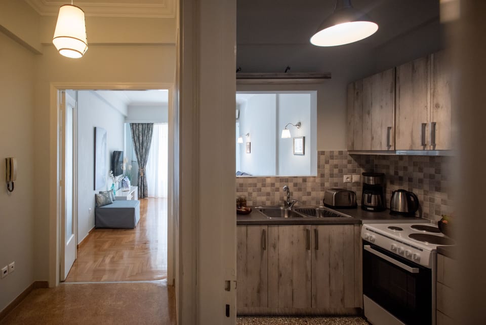 Family Apartment | Private kitchen | Full-size fridge, microwave, oven, stovetop