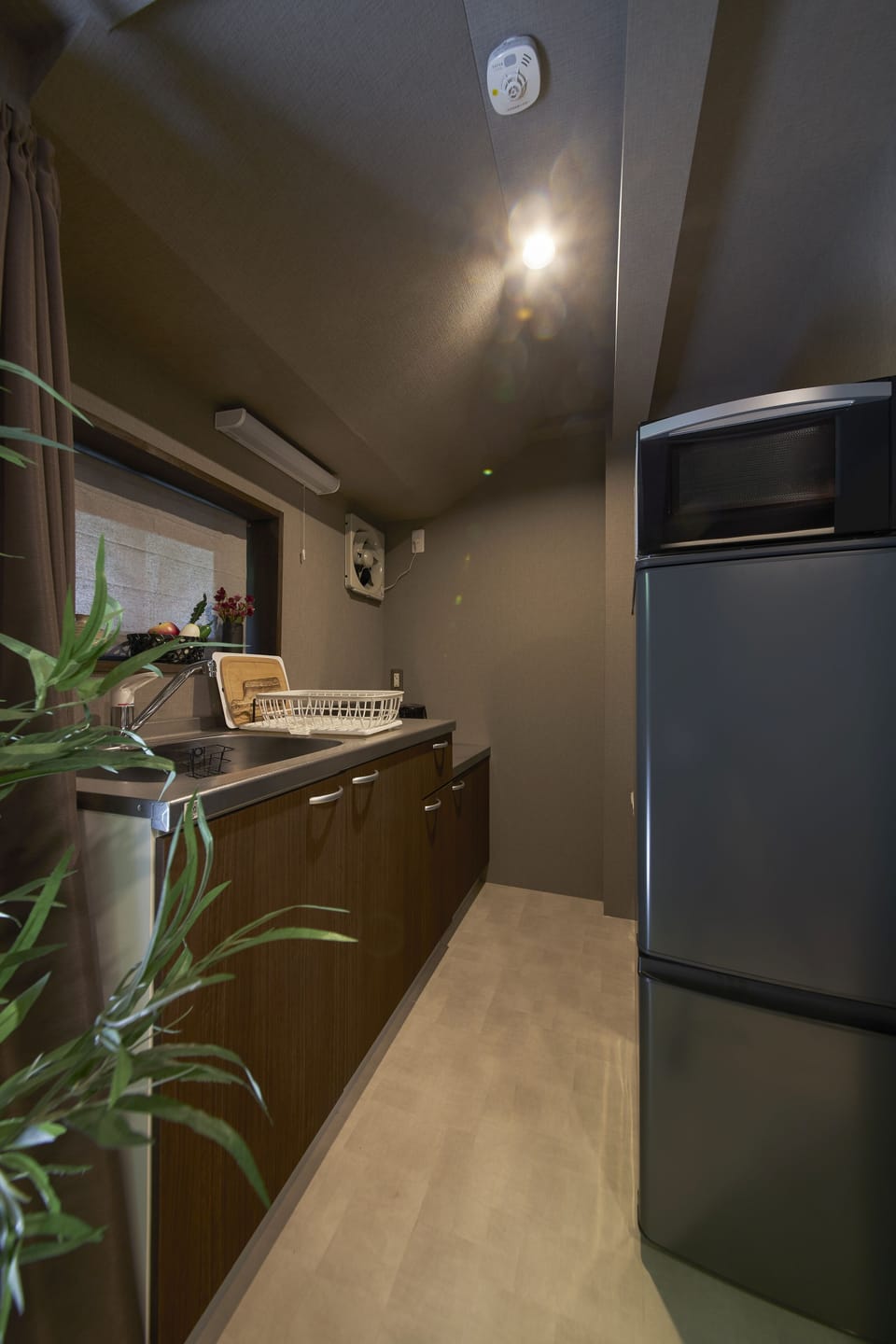 Family Room, Non Smoking | Private kitchen | Fridge, microwave, stovetop, electric kettle