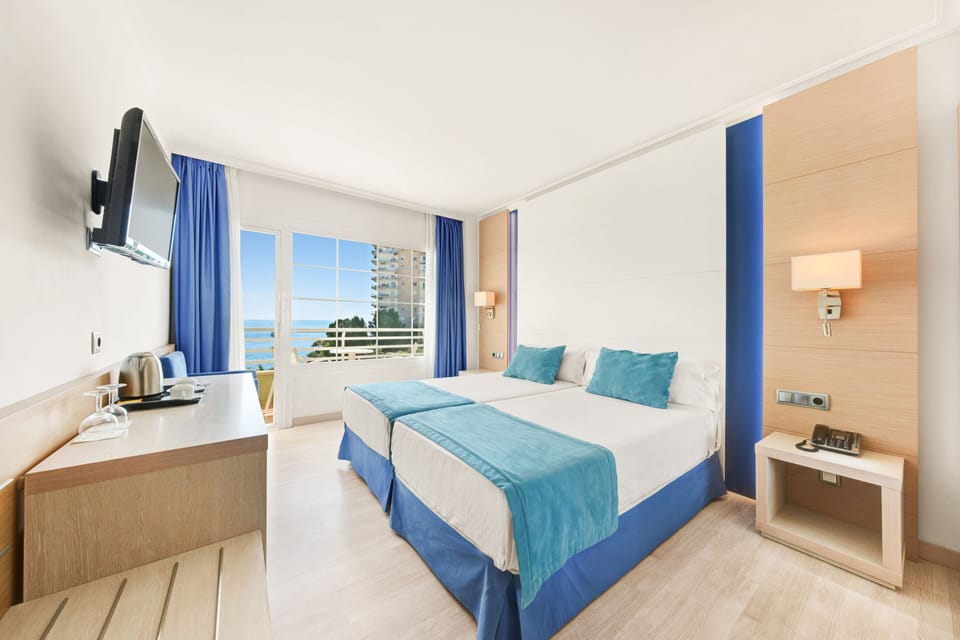 Double Room, Balcony, Sea View | Desk, laptop workspace, soundproofing, free WiFi