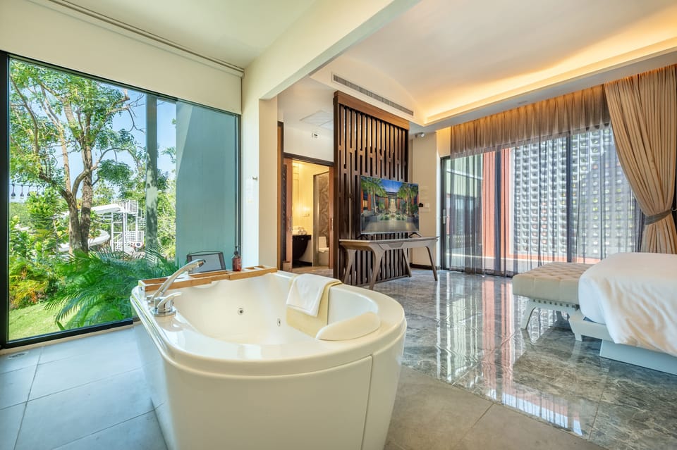 Deluxe Double Room, 1 Bedroom | Minibar, in-room safe, desk, blackout drapes