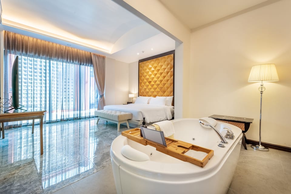 Deluxe Double Room, 1 Bedroom | Minibar, in-room safe, desk, blackout drapes