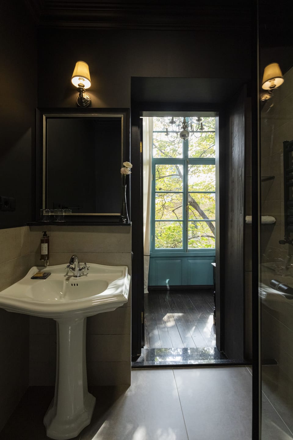 Design Double or Twin Room, City View | Bathroom | Separate tub and shower, rainfall showerhead, free toiletries
