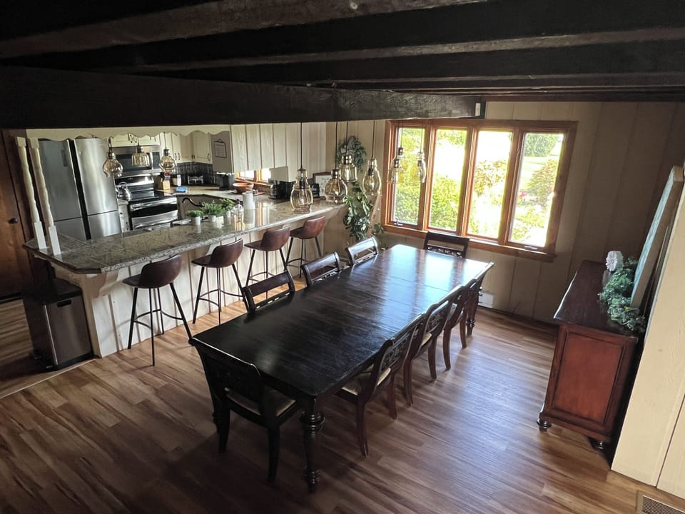 Main Dining Area
Table Seats 8
4 Barstools
Additional Table in same area seats 4