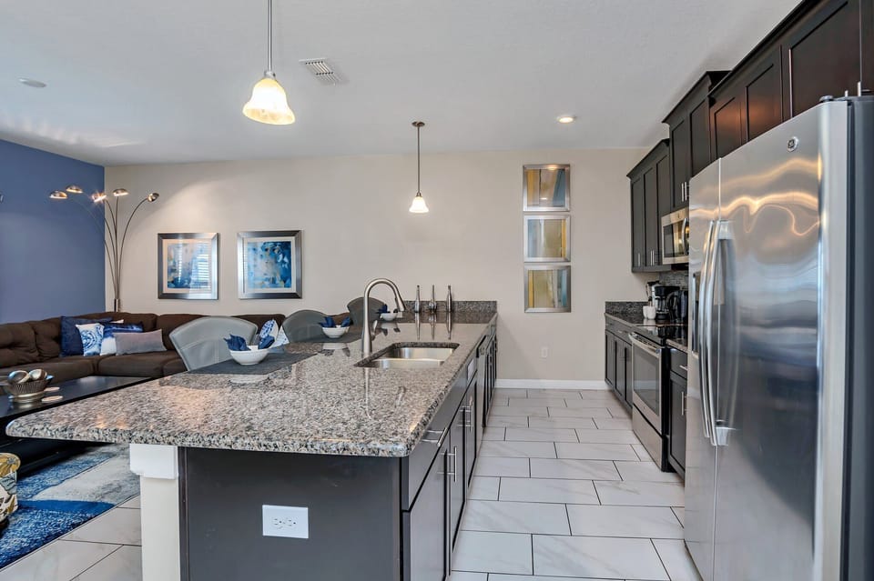 Room (4 Bedrooms) | Private kitchen | Microwave, oven, stovetop, dishwasher