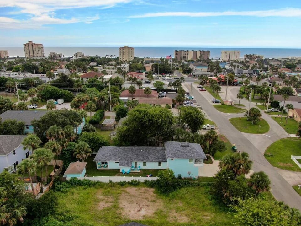 Just 4 blocks from the beach - quick walk or bike ride away