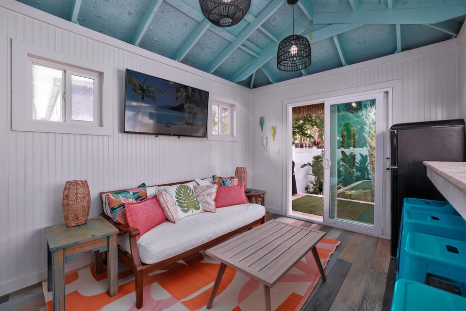 Bright tiki lounge with direct access to the backyard