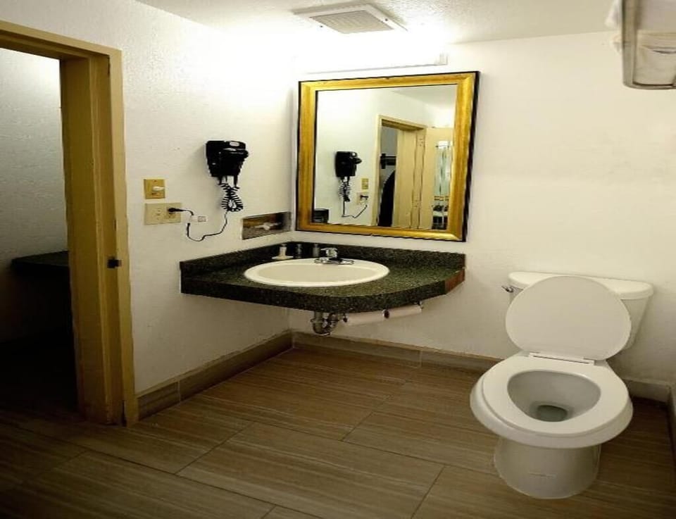 DELUXE ROOM, KING BED image 4