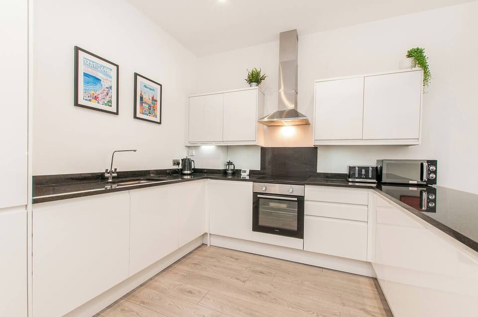 Fully Fitted Kitchen with Built in Appliances