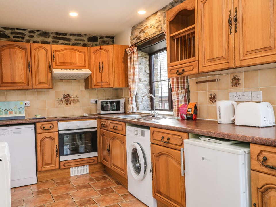 Cottage | Private kitchen | Fridge, microwave, electric kettle, cookware/dishes/utensils