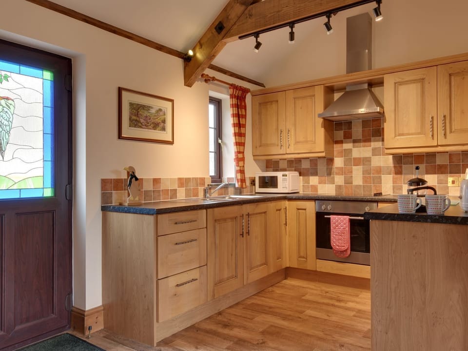 Cottage | Private kitchen | Fridge, microwave, electric kettle, toaster