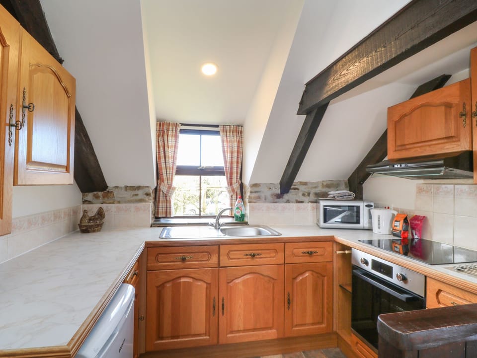 Cottage | Private kitchen | Fridge, microwave, electric kettle, toaster