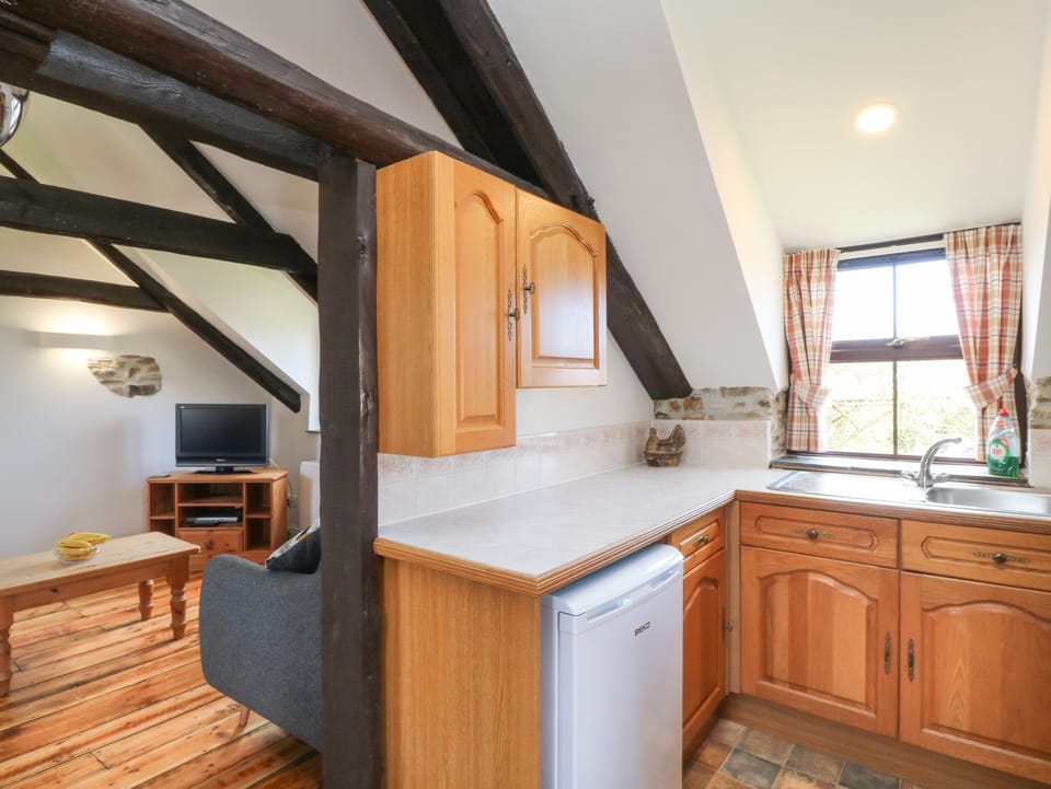Cottage | Private kitchen | Fridge, microwave, electric kettle, toaster
