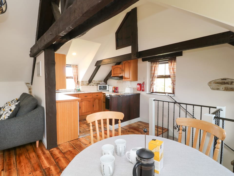 Cottage | Private kitchen | Fridge, microwave, electric kettle, toaster