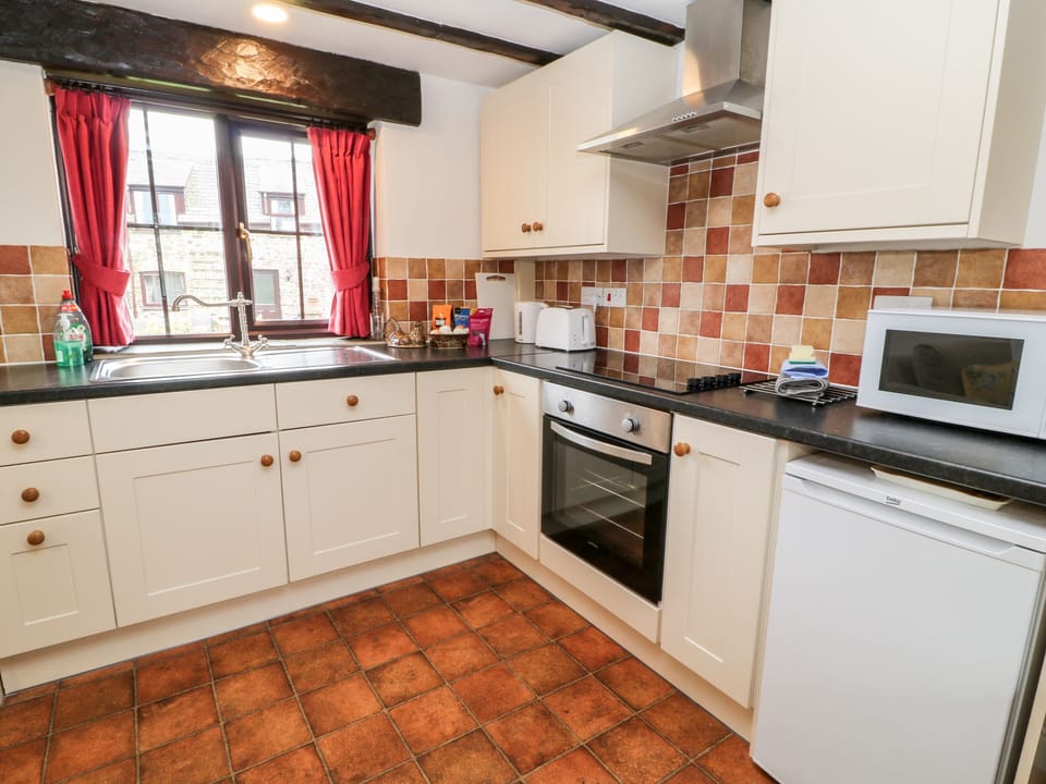 Cottage | Private kitchen | Fridge, microwave, electric kettle, toaster