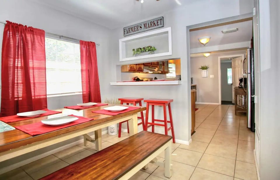 Dining Area - Seats 6