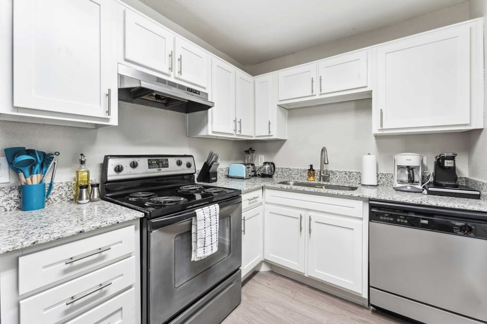 Kitchen (dishwasher is not working)