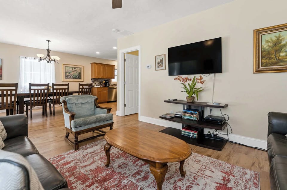 Maple Woods Hideaway living room
