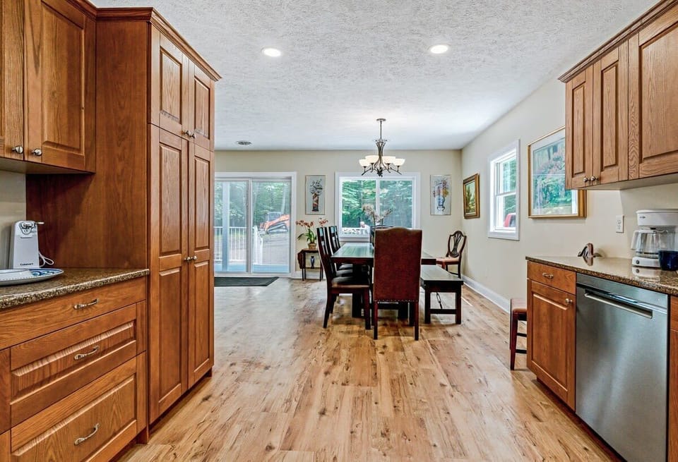Maple Woods Hideaway kitchen and dining area