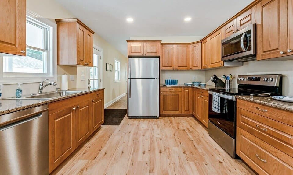 Spacious full kitchen in Maple Woods Hideaway