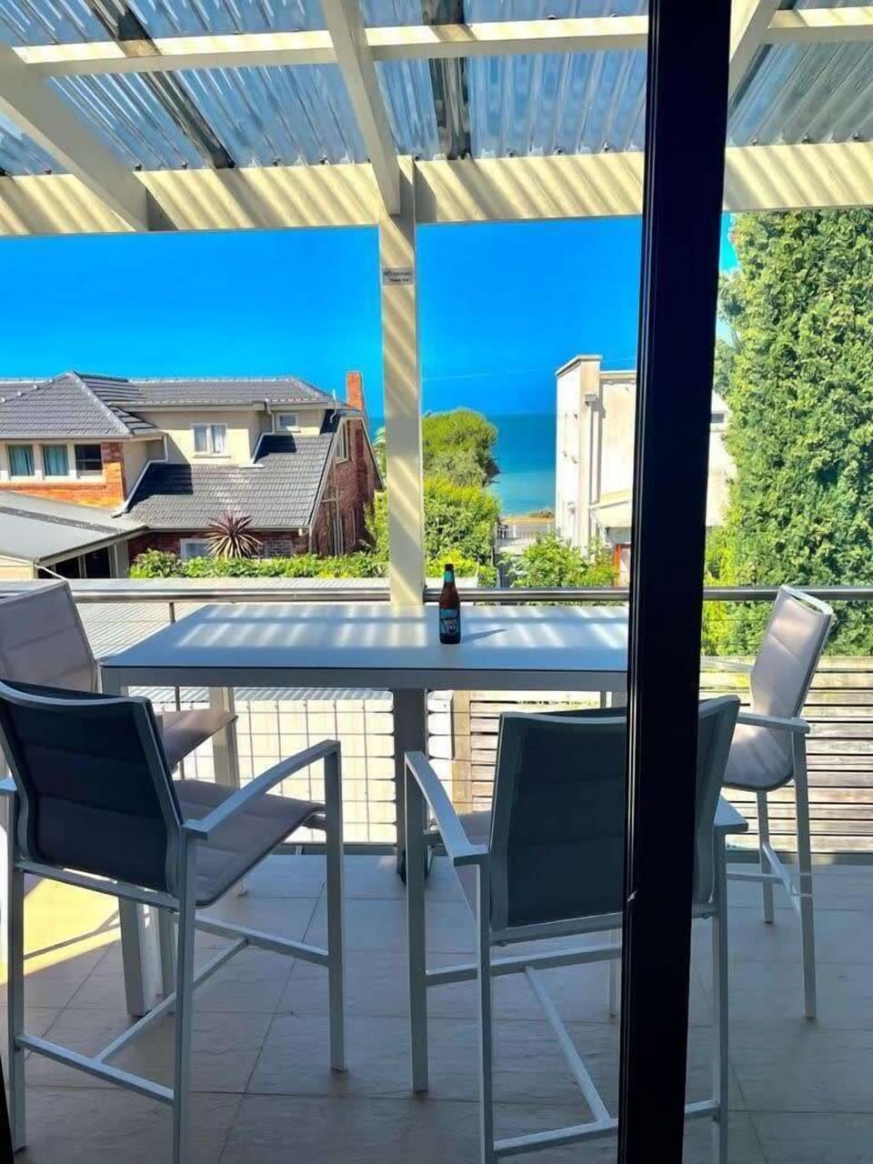 Bay views from the top floor in an idyllic seaside position. This modern property is located in a quiet court, only minutes stroll from the beach, delivering a coastal feel that instantly helps you relax & enjoy your holiday.