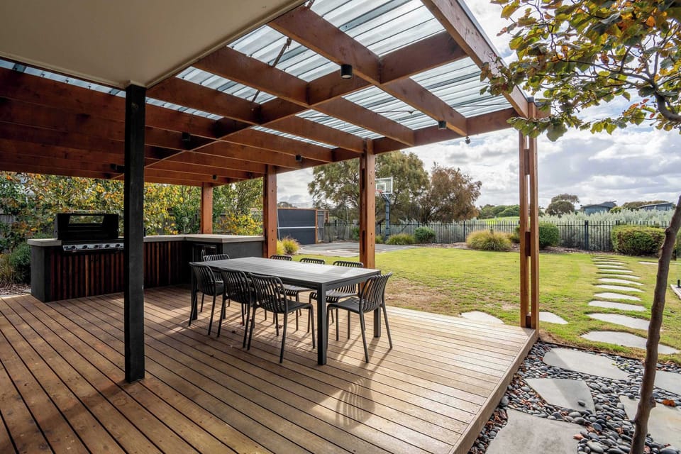 The under-cover decked alfresco/entertaining area lets you soak up the sun whilst cooking up a storm in the outdoor kitchen and BBQ.