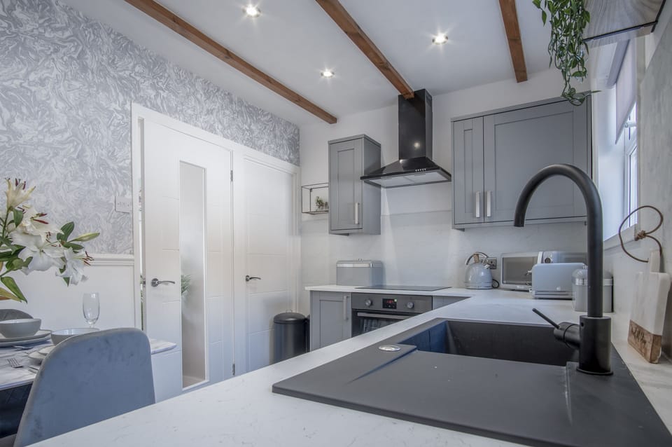 Cottage (3 Bedrooms) | Private kitchen | Full-size fridge, microwave, oven, stovetop
